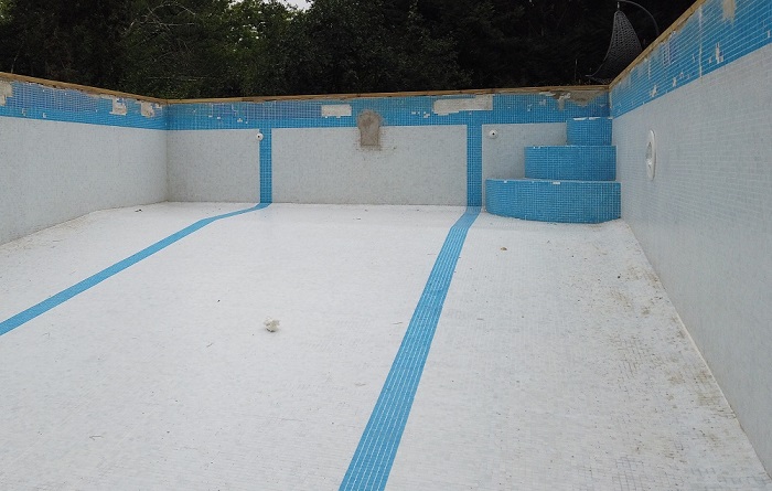 piscine en mosaïque à rénover par résine polyester