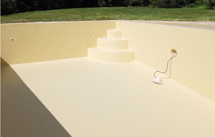 piscine en mosaïque apres rénovation par résine polyester et fibre de verre